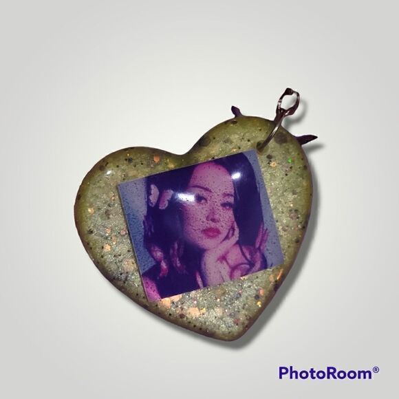 Bella Poarch Yellow Glitter Heart Keychain - Picture 5 of 10